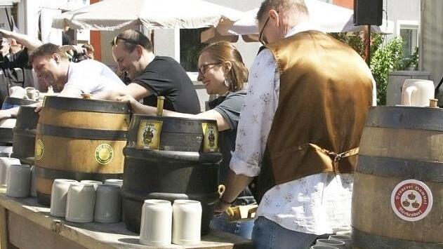 Angezapft wird! Für Kostproben der Toskana-Brauereien beim 1. Bierkulturfest in Memmelsdorf  Fotos: Joseph Beck
