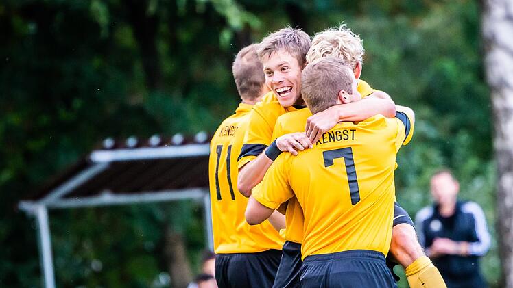 Unbändige Freude bei den Spielern vom TSV Ködnitz: Sie besiegen den BSC Saas-Bayreuth beim Toto-Kreispokal mit 3:2.  Fotos: Alexander Muck