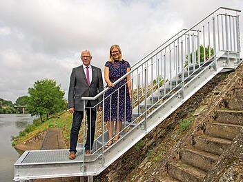 Auf Anregung von Silke Brochloß-Gerner, Leiterin Kultur und Tourismus (hier im Bild mit Bürgermeister Günther Werner), wurde eine neue Stahltreppe am Haßfurter Hafen angebracht, die einen sichereren Zugang zu den Ausflugsschiffen ermöglicht. Foto: Ulrike Langer