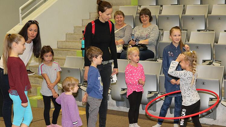 Ein Bewegungsklassiker: Hula-Hoop. Foto: Wolfgang Desombre