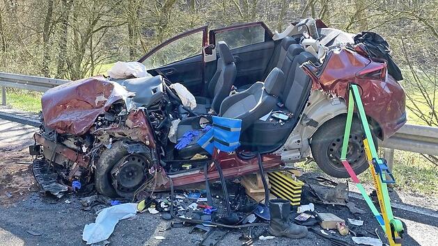 Das Auto wurde bei dem Unfall total zerstört.  Foto: News5