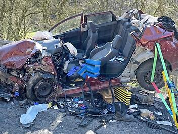Das Auto wurde bei dem Unfall total zerst&ouml;rt.  Foto: News5