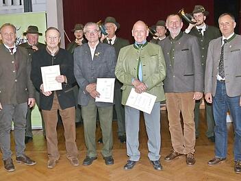 Ehrungen beim Jagdschutz- und Jägerverband Kreisgruppe Kronach: vorne von links Bernhard Schmitt (Kreisvorsitzender), Hubertus Gumpert, Adolf Beier, Karl-Georg Kämpf, Eckhard Schneider (Zweiter Vorsitzender), Matthias Kohlmann (Dritter Vorsitzender), im Hintergrund das Bläsercorps