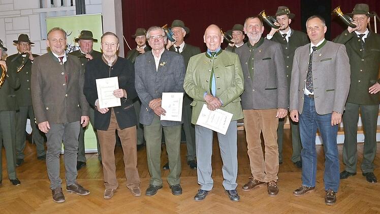 Ehrungen beim Jagdschutz- und Jägerverband Kreisgruppe Kronach: vorne von links Bernhard Schmitt (Kreisvorsitzender), Hubertus Gumpert, Adolf Beier, Karl-Georg Kämpf, Eckhard Schneider (Zweiter Vorsitzender), Matthias Kohlmann (Dritter Vorsitzender), im Hintergrund das Bläsercorps