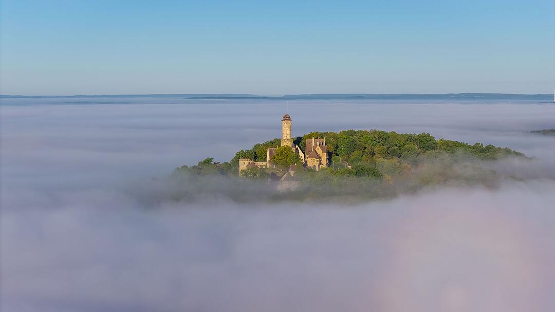 &Uuml;ber den Nebel ragt die Bamberger Altenburg.