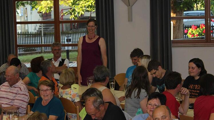 Gleich nach der Wahl: Stefanie Winkler strahlt inmitten ihrer Unterstützer. Foto: Baumgärtner