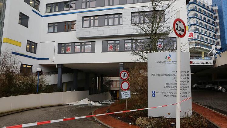 Die Zufahrt am Gesundheitszentrum musste vorübergehend gesperrt werden.Foto: Barbara Herbst