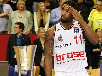 Nachdenklich steht Bambergs Kapitän Brad Wanamaker neben der Pokaltrophäe. Foto: Daniel Löb