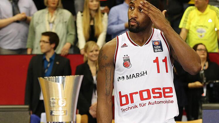Nachdenklich steht Bambergs Kapitän Brad Wanamaker neben der Pokaltrophäe. Foto: Daniel Löb