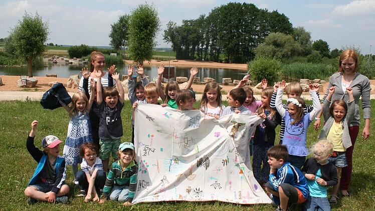 Die "Erfinderriesen" aus dem Gemeindekindergarten freuen sich über den Freiluftaufenthalt am See.