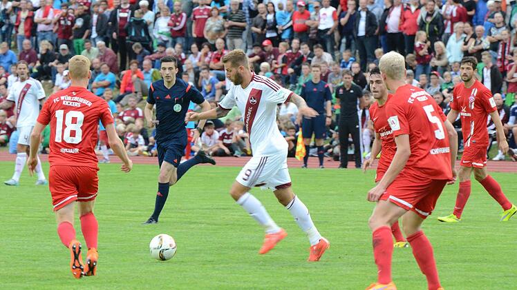 Impressionen vom Spiel des 1. FC Nürnberg (weiße Trikots) gegen die Würzburger Kickers (2:2). Foto: Jürgen Schmitt