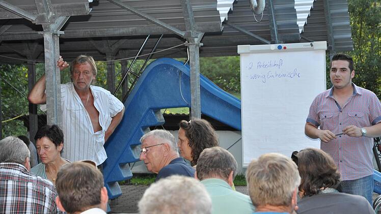 Warum mangelt es dem Freibad Autenhausen an Besuchern? Das versuchten die Seßlacher Freien Wähler am vergangenen Freitag bei ihrem Sommerfest in der Freizeitanlage zu klären. Vorsitzender Maximilian Neeb und Bademeister "Siggi" Schmidt (hinten, von rechts) sammelten von interessierten Bürgern wie FW-Mitgliedern Vorschläge um die Attraktivität des Bades zu steigern. Foto: Bettina Knauth