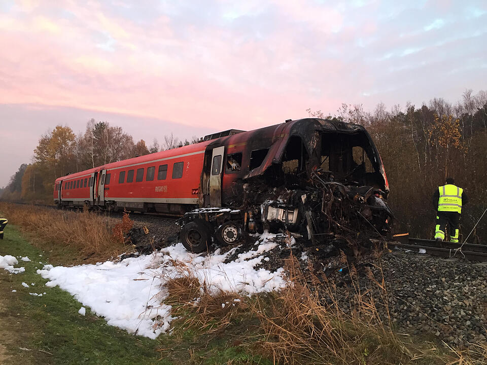 Tagbilder: Zugunglück in der Oberpfalz