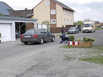 Seit vielen Jahren schon ist die Elfershausener Straße ein neuralgischer Punkt im Stadtteil Westheim. Hier wird immer noch zu schnell gefahren, was Mensch und Tier gefährdet. Foto: Winfried Ehling