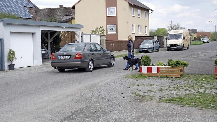Seit vielen Jahren schon ist die Elfershausener Straße ein neuralgischer Punkt im Stadtteil Westheim. Hier wird immer noch zu schnell gefahren, was Mensch und Tier gefährdet. Foto: Winfried Ehling