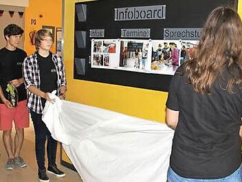 Magnetisch-elektronische Anschlagtafel: Realschüler, die an der Fertigung mitwirkten, enthüllen das Infoboard zusammen mit Rösler-Ausbildungsleiterin Anja Süppel (Zweite von links). Foto: Ralf Kestel