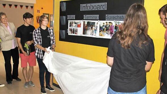 Magnetisch-elektronische Anschlagtafel: Realschüler, die an der Fertigung mitwirkten, enthüllen das Infoboard zusammen mit Rösler-Ausbildungsleiterin Anja Süppel (Zweite von links). Foto: Ralf Kestel