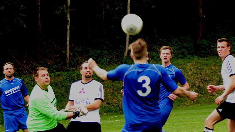 Der Lußberger Dominik Keller (Nr. 3) kann nach einer Flanke mit dem Kopf die Gefahr im eigenen Strafraum beseitigen. Von links Matthias Fischer, SC-Torwart Michael Hümmer, der Zeller Marco Häfner, Kevin Kaffer.