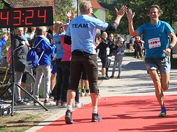 Souveräner Sieger über die Marathondistanz: Carsten Stegner vom TSV Katzwang hatte nach gut 42 Kilometern in der Fränkischen Toskana fast acht Minuten Vorsprung.  Foto: Bertram Wagner