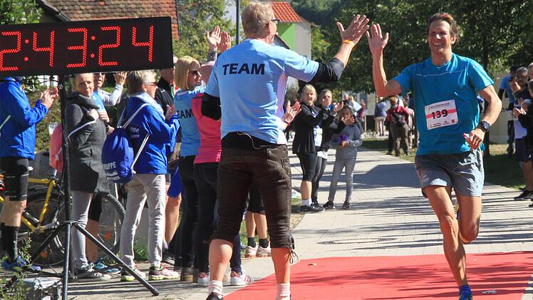 Souveräner Sieger über die Marathondistanz: Carsten Stegner vom TSV Katzwang hatte nach gut 42 Kilometern in der Fränkischen Toskana fast acht Minuten Vorsprung.  Foto: Bertram Wagner