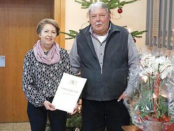 Bürgermeister Christian Mrosek dankte Simone Namer für die langjährige Mitarbeit. Foto: Thomas Micheel