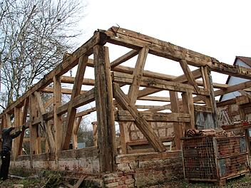 Die Unterlindelbacher Scheune wird fachgerecht in ihre Einzelteile zerlegt: Jeder Holzbalken landet wieder dort, wo er war. Foto: Ronald Heck