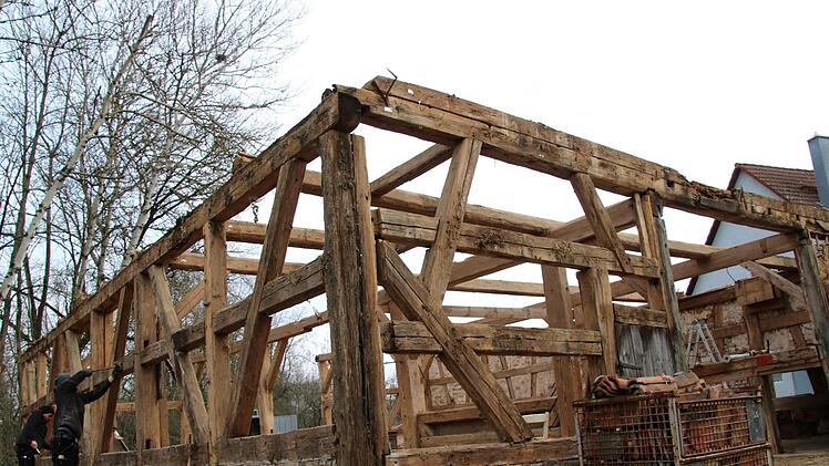 Die Unterlindelbacher Scheune wird fachgerecht in ihre Einzelteile zerlegt: Jeder Holzbalken landet wieder dort, wo er war. Foto: Ronald Heck