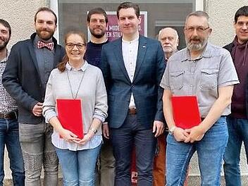Die f&uuml;r 30 Jahre Parteizugeh&ouml;rigkeit geehrten Mitglieder Susanne und Uwe M&uuml;nster rahmen den SPD-Oberb&uuml;rgermeisterkandidaten Dominik Sauerteig ein.  Foto: Karl-Heinz Gottschlich