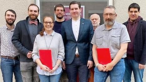 Die f&uuml;r 30 Jahre Parteizugeh&ouml;rigkeit geehrten Mitglieder Susanne und Uwe M&uuml;nster rahmen den SPD-Oberb&uuml;rgermeisterkandidaten Dominik Sauerteig ein.  Foto: Karl-Heinz Gottschlich