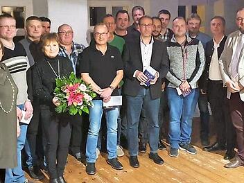 Gesch&auml;ftsf&uuml;hrer Bernd D&ouml;rnh&ouml;fer (rechts) zeichnete treue Mitarbeiter aus. Foto: privat