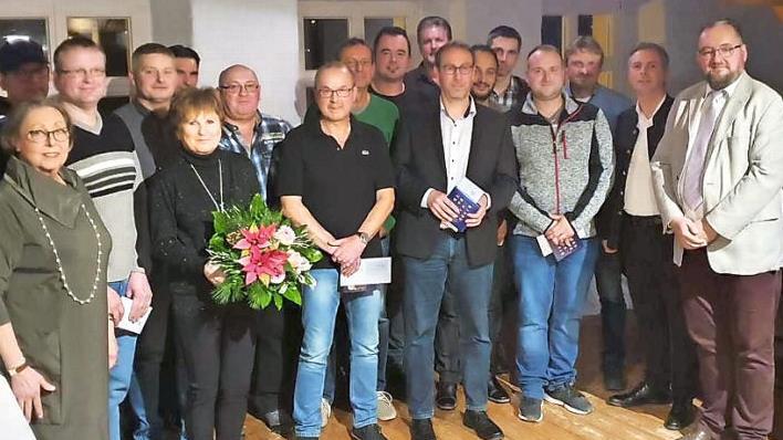 Gesch&auml;ftsf&uuml;hrer Bernd D&ouml;rnh&ouml;fer (rechts) zeichnete treue Mitarbeiter aus. Foto: privat