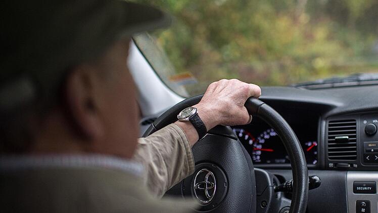 Ein Senior aus Ebern erlitt im November 2018 einen Herz-Kreislauf-Stillstand und brach hinter dem Steuer seines Wagens zusammen. Drei Ersthelfer reanimierten ihn - und retteten ihm das Leben.  Symbolfoto: Wolfram Kastl/dpa