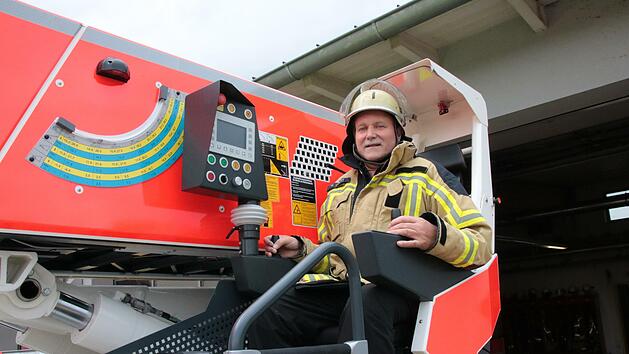 Walter Emmert ganz in seinem Element: Als Stadtrat unterst&uuml;tzte er ma&szlig;geblich die Anschaffung der ersten Drehleiter f&uuml;r die Hammelburger Wehr, aktuell arbeitet er sich in die Bedienung der neuen Drehleiter f&uuml;r die Feuerwehr der Stadt ein.