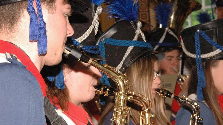 Das Jugendmusikkorps Bad Kissingen - hier bei einem Auftritt im April vergangenen Jahres. Foto: Peter Klopf