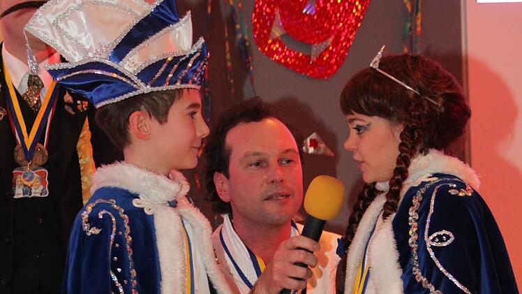 Das Prinzenpaar Lena I. und Carlos I. von der 1. Kulmbacher Showgarde hatten ein Gedicht mitgebracht.
