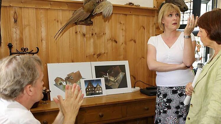 Schwanen-Eigentümerin Andrea Weigler (Mitte) erklärt dem Generalkonservator was sie mit dem Denkmal vorhat, Annette Faber ist nicht nur sehr interessiert, sondern auch intensiv einbezogen.