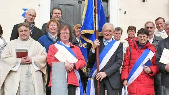 Die KAB Zentbechhofen mit ihrem Vorsitzenden Lorenz Bräunig (mit Fahne), den Geehrten Paul Lunz (rechts) und Theresia Bräunig (vorne, Dritte von links), Pfarrer Stefan Pröckl (links) und KAB-Diözesan-Präses Dekan Albert Müller (Zweiter von rechts) Fotos: Evi Seeger