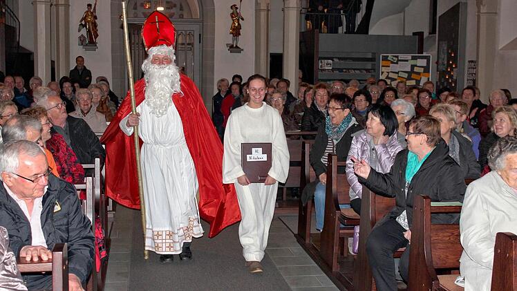 Der Überraschungsgast beim Adventskonzert war der Bischof Nikolaus (Bernhard Müller) mit seinem Engel Michelle. Foto: Susanne Deuerling
