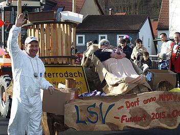 Der Lügensagerverein hat Norbert Gräbner zum Obergräbner auserkoren. Er soll in Zeyern eine Mumie (rechts/Sepp Daum) gefunden haben.Fotos: Susanne Deuerling