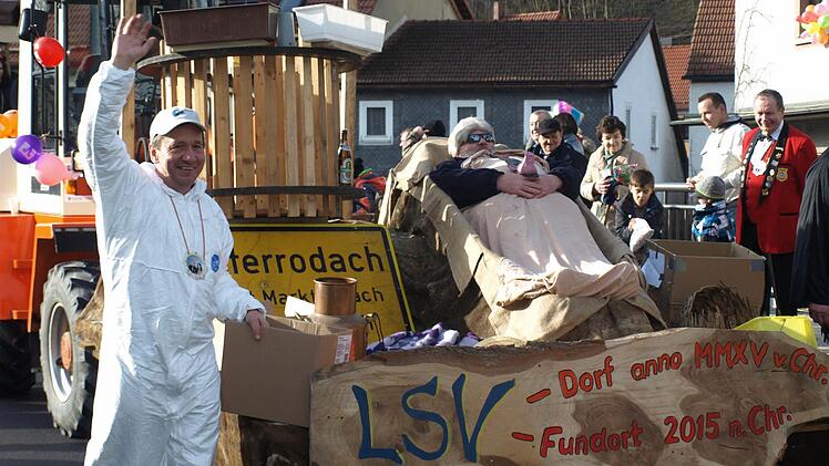 Der Lügensagerverein hat Norbert Gräbner zum Obergräbner auserkoren. Er soll in Zeyern eine Mumie (rechts/Sepp Daum) gefunden haben.Fotos: Susanne Deuerling