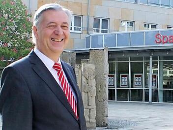 Klaus-Jürgen Scherr sieht beruhigt in die Zukunft "seiner" Sparkasse. Foto: Veronika Schadeck