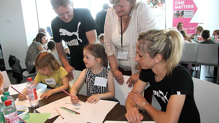 Auch Kathy Hendrich und Personalchef Dietmar Knöß engagierten sich als Paten. Foto: Richard Sänger