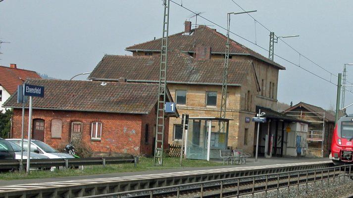 Das Mitte des 19. Jahrhunderts im Zug der Ludwigs-Süd-Nordbahn (von Lindau bis Hof) errichtete Empfangsgebäude Ebensfeld stand mit mehreren benachbarten privaten Wohnhäusern der NBS im Weg. Sie wurden abgebrochen.Oelzner