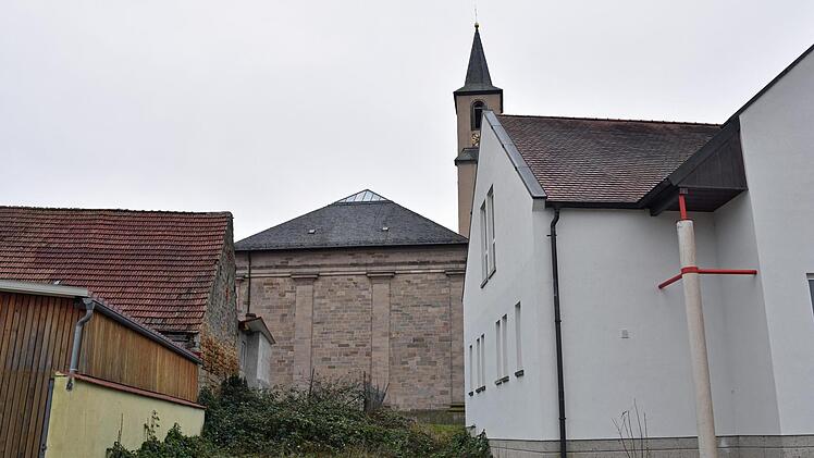 Um einen Jugendraum in Wonfurt zu schaffen, möchte die Gemeinde zwischen der Firma Schramm (links) und dem Feuerwehrgerätehaus (rechts) einen Container errichten. Zudem sollen Toiletten angebaut werden, die dann auch der Öffentlichkeit zur Verfügung stehen sollen.Ulrike Langer