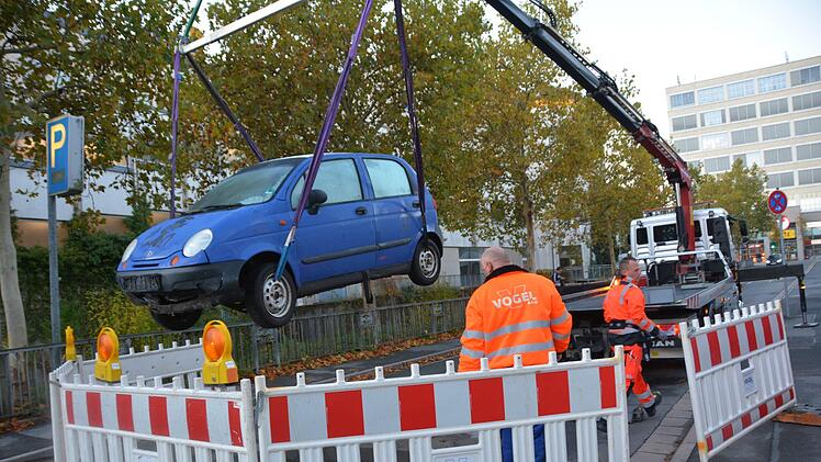Hindernis zu spät erkannt: Kulmbacher landete mit seinem Auto in einer Baugrube. Foto: Dagmar Besand