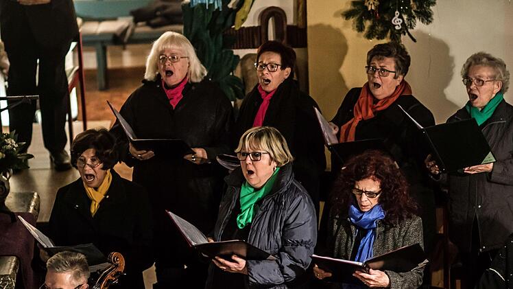 Die Sängervereinigun Bad Rodach und das Collegium musicum Hildburghausen unter der Gesamtleitung von Kirchenmusikdirektor Torsten Sterzik gestalteten ein Konzert in der Kirche St. Salvator in Untersiemau.Foto Jochen Berger