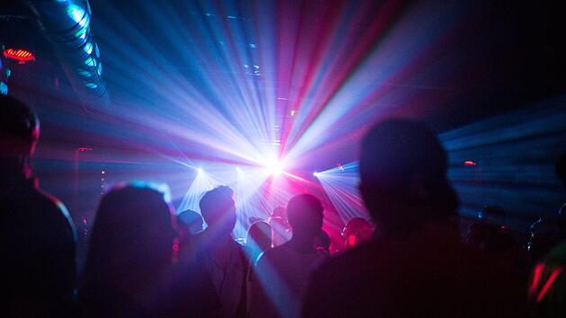 Da der genaue Tatablauf noch nicht vollständig aufgeklärt werden konnte, sucht die Polizeiinspektion Pegnitz Zeugen des Vorfalls in einer Disco in Trockau. Symbolfoto: Sophia Kembowski/dpa