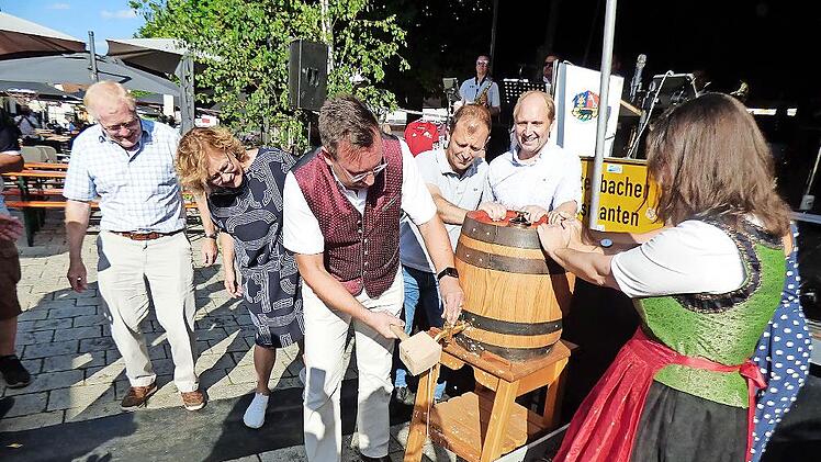 Fünf Schläge brauchte der Zweite Bürgermeister Rainer Schmeußer, dann floss das Bier.