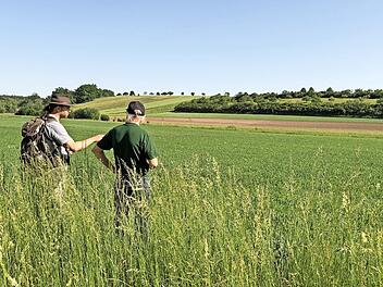 Andr&eacute; Maslo (links) und &Ouml;ko-Landwirt Hans J&uuml;rgen Mohl im Gespr&auml;ch im Rahmen der Exkursion.