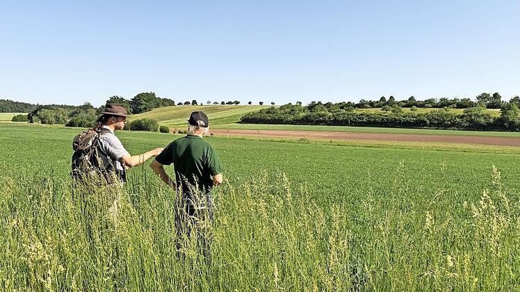 Andr&eacute; Maslo (links) und &Ouml;ko-Landwirt Hans J&uuml;rgen Mohl im Gespr&auml;ch im Rahmen der Exkursion.